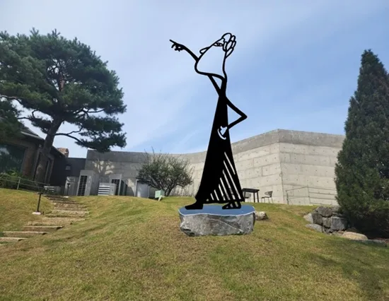 당당한 그녀 — 디테일 1 (2 / 3)
